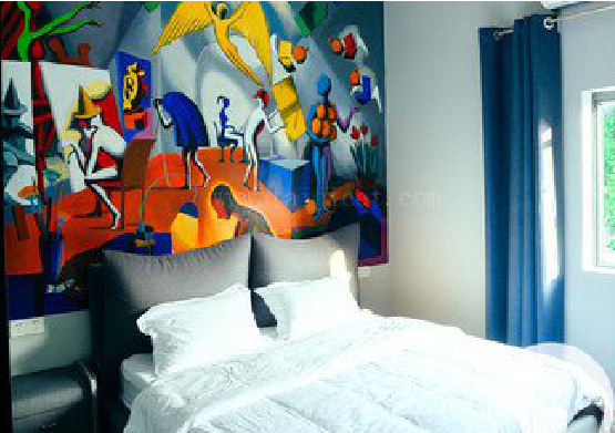 施秉对于酒店的墙体彩绘而言更注重哪些方面？